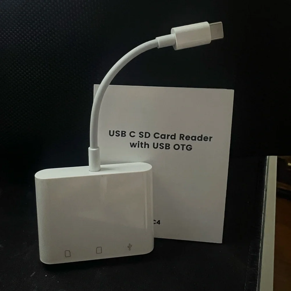 USB- C SD card reader with 3 ports